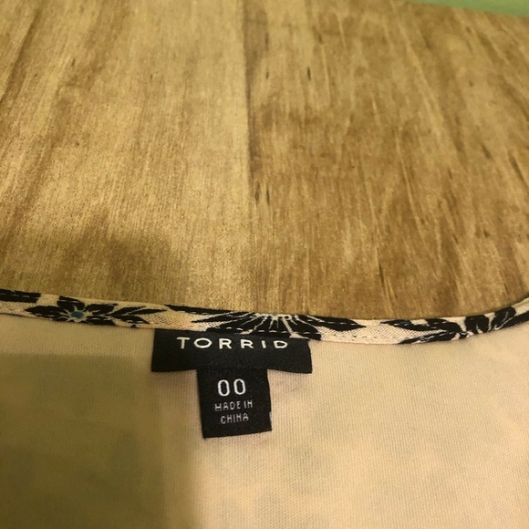 Torrid Cream Blue Floral Embroidered Flare Sleeve Dress 37” Long Womens Size 00 - Picture 4 of 10